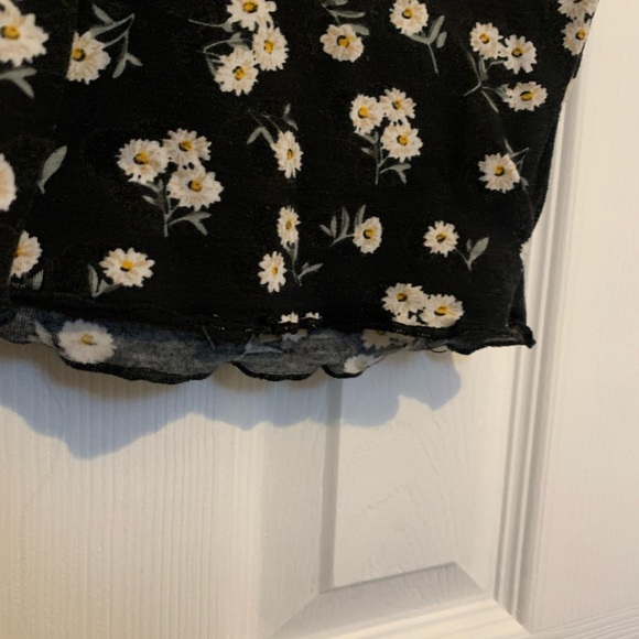 Daisy v-neck tee - Picture 2 of 4